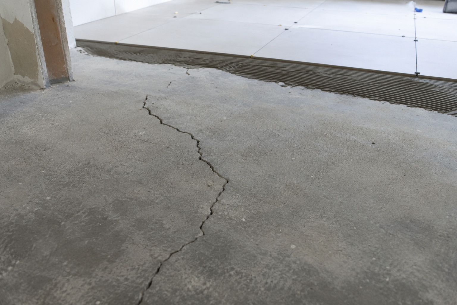 Crepa in un massetto difettoso oggetto di verifica delle responsabilità in cantiere